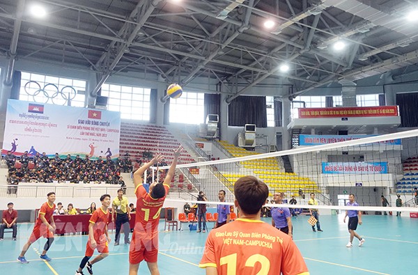 The two sides play in a friendly volleyball match. Photo: Kien Giang newspaper The two sides play in a friendly volleyball match. Photo: Kien Giang newspaper