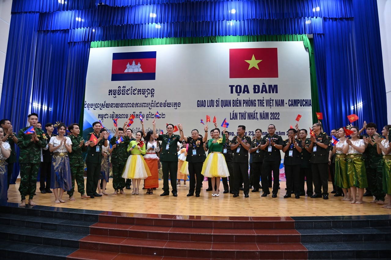 Young Vietnamese, Cambodian border guard officers at the exchange. Photo: VNA Young Vietnamese, Cambodian border guard officers at the exchange. Photo: VNA