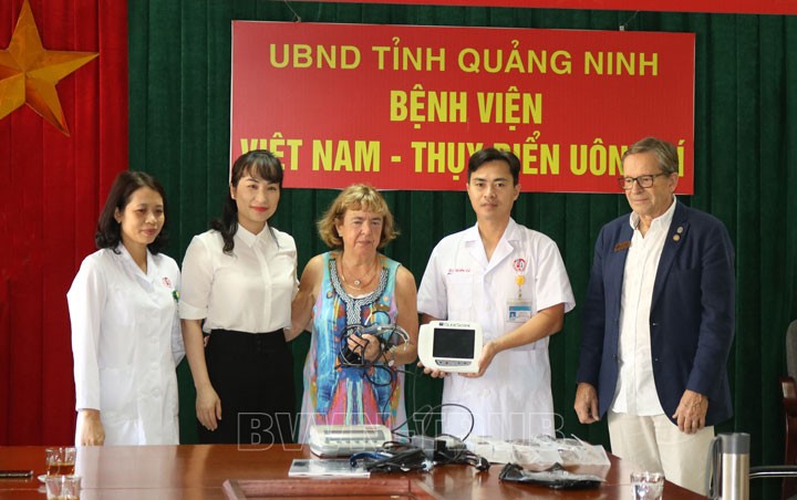 The delegation of experts present equipment to the hospital. Source: Vietnam - Sweden Hospital Uong Bi The delegation of experts present equipment to the hospital. Source: Vietnam - Sweden Hospital Uong Bi