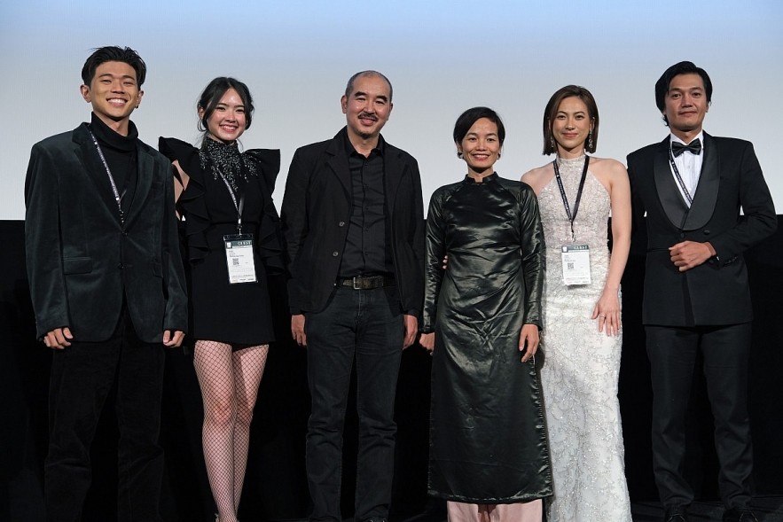 Director Bui Thac Chuyen (third from left) and the film crew of Vietnamese movie “Tro Tàn Rực Rỡ”, or “Glorious Ashes” at the Three Continents Film Festival. Director Bui Thac Chuyen (third from left) and the film crew of Vietnamese movie “Tro Tàn Rực Rỡ”, or “Glorious Ashes” at the Three Continents Film Festival.
