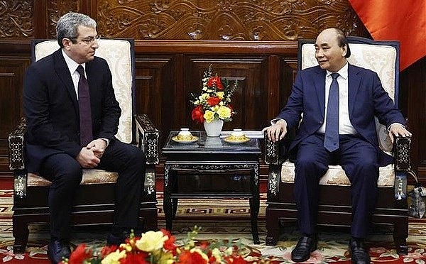 President Nguyen Xuan Phuc (R) welcomes new Azerbaijani Ambassador Shovgi Kamal Oglu Mehdizade. Photo: VNA