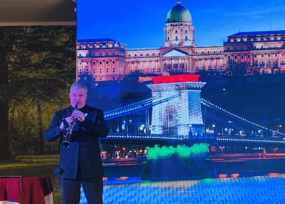 Artist József Terék introduced the traditional Hungarian musical instrument '„tárogató' to the people and visitors of Ho Chi Minh City on December 1. Photo: VNA Artist József Terék introduced the traditional Hungarian musical instrument '„tárogató' to the people and visitors of Ho Chi Minh City on December 1. Photo: VNA