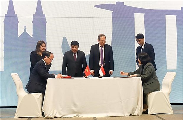 At the signing ceremony of an MoU on innovation collaboration between the Vietnam National Innovation Centre and the Southeast Asia and Oceania Division under Singapore’s Ministry of Trade and Industry after the meeting. Photo: VNA At the signing ceremony of an MoU on innovation collaboration between the Vietnam National Innovation Centre and the Southeast Asia and Oceania Division under Singapore’s Ministry of Trade and Industry after the meeting. Photo: VNA