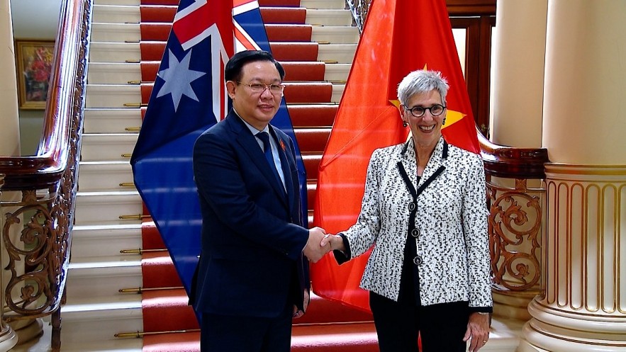 ; NA Chairman Vuong Dinh Hue (L) meets Governor of Victoria state Linda Dessau. Photo: VOV ; NA Chairman Vuong Dinh Hue (L) meets Governor of Victoria state Linda Dessau. Photo: VOV