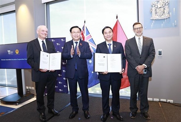 NA Chairman Vuong Dinh Hue and Australian Ambassador to Vietnam Andrew John Lech Goledzinowski witness the exchange of 12 documents and memoranda of understanding on cooperation in education and training between the two countries’ universities. Photo: VNA NA Chairman Vuong Dinh Hue and Australian Ambassador to Vietnam Andrew John Lech Goledzinowski witness the exchange of 12 documents and memoranda of understanding on cooperation in education and training between the two countries’ universities. Photo: VNA