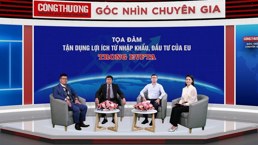 Economic experts attend the event. Economic experts attend the event.