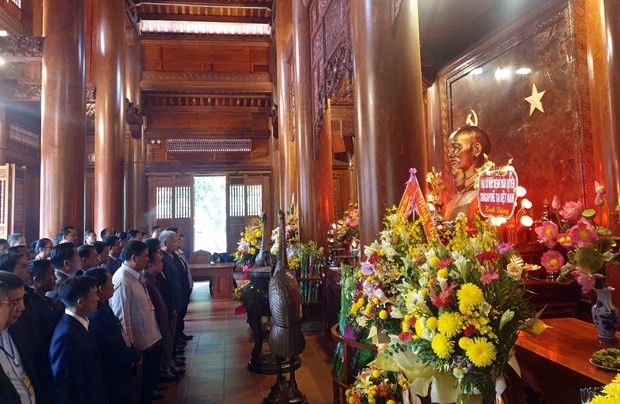 Nearly 200 leaders of villages in 10 Vietnamese and 10 Laos localities along the shared border on December 7 visited the Kim Lien Relic Site in President Ho Chi Minh’s hometown of Nam Dan district of the central province of Nghe An, where they paid tribute to the late leader who laid the foundation for the special ties between Vietnam and Laos. Nearly 200 leaders of villages in 10 Vietnamese and 10 Laos localities along the shared border on December 7 visited the Kim Lien Relic Site in President Ho Chi Minh’s hometown of Nam Dan district of the central province of Nghe An, where they paid tribute to the late leader who laid the foundation for the special ties between Vietnam and Laos.