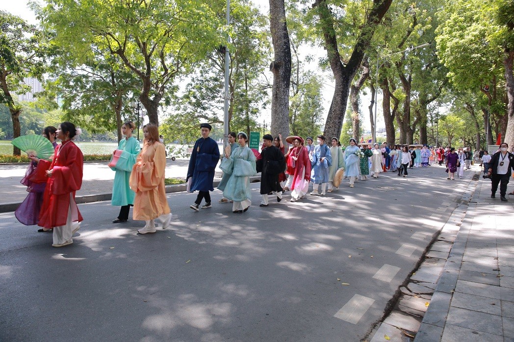 Youth Join Hands to Restore, Popularize Vietnamese Feudal Costumes Youth Join Hands to Restore, Popularize Vietnamese Feudal Costumes