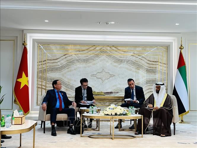 Vice Chairman of the Vietnamese National Assembly Tran Quang Phuong (L) meets Hamad Ahmed Al Rahoumi, First Deputy Speaker of the Federal National Council. Photo: VNA Vice Chairman of the Vietnamese National Assembly Tran Quang Phuong (L) meets Hamad Ahmed Al Rahoumi, First Deputy Speaker of the Federal National Council. Photo: VNA