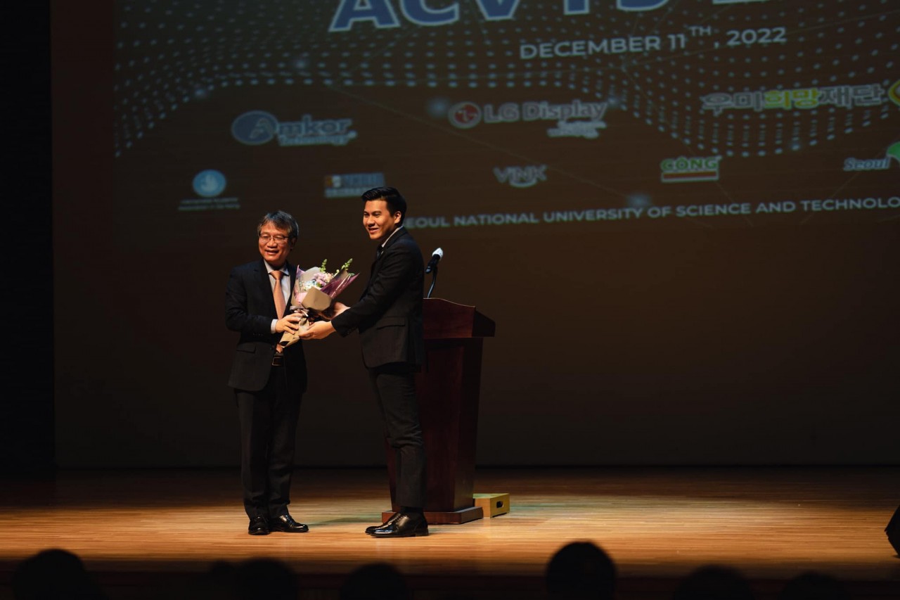 Vietnamese Ambassador to the RoK Nguyen Vu Tung congratulates the event. Vietnamese Ambassador to the RoK Nguyen Vu Tung congratulates the event.
