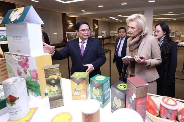 Prime Minister Pham Minh Chinh introduces to Princess of Belgium Astrid Vietnam's typical products. Photo: VNA Prime Minister Pham Minh Chinh introduces to Princess of Belgium Astrid Vietnam's typical products. Photo: VNA