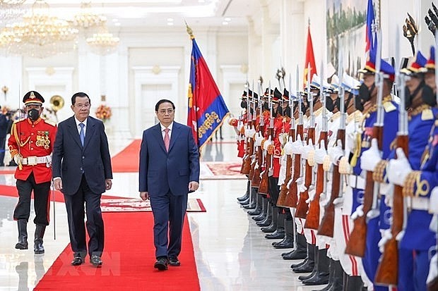 Cambodian PM Samdech Techo Hun Sen (lef) chaired an official welcome ceremony for his Vietnamese counterpart Pham Minh Chinh in Phnom Penh. Photo: VNA Cambodian PM Samdech Techo Hun Sen (lef) chaired an official welcome ceremony for his Vietnamese counterpart Pham Minh Chinh in Phnom Penh. Photo: VNA