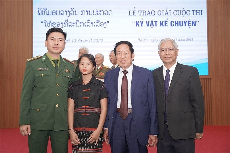 The Laotian Schoolgirl and Her Article about the Vietnamese Border Guard Laotian Schoolgirl Shares Her Admiration Of Vietnamese Border Guards