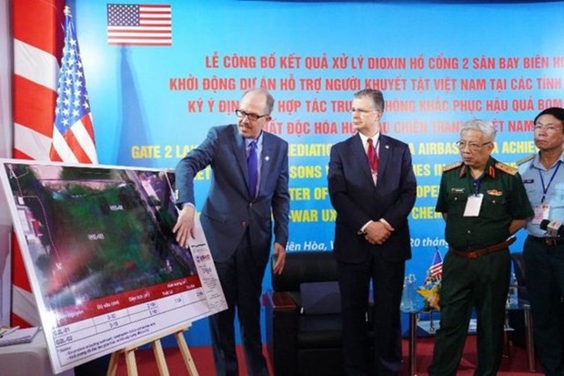 US Ambassador to Vietnam Daniel J. Kritenbrink and Vietnam's Vice Minister of National Defense Senior Lieutenant General Nguyen Chi Vinh hear a briefing on the progress of the Dioxin Remediation at Bien Hoa Airbase Area project in 2021. Photo: USAID Vietnam US Ambassador to Vietnam Daniel J. Kritenbrink and Vietnam's Vice Minister of National Defense Senior Lieutenant General Nguyen Chi Vinh hear a briefing on the progress of the Dioxin Remediation at Bien Hoa Airbase Area project in 2021. Photo: USAID Vietnam