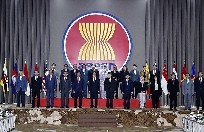 President Nguyen Xuan Phuc (sixth from left, first line) poses for a photo with ASEAN Secretary-General Lim Jock Hoi and Ambassadors and Chargé d’Affaires of member states at the ASEAN Secretariat headquarters. Photo: VNA President Nguyen Xuan Phuc (sixth from left, first line) poses for a photo with ASEAN Secretary-General Lim Jock Hoi and Ambassadors and Chargé d’Affaires of member states at the ASEAN Secretariat headquarters. Photo: VNA