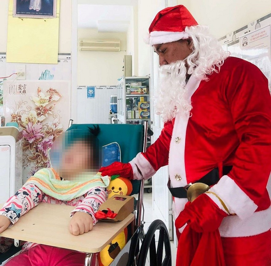 Bringing Joy to Underprivileged Children on Christmas Bringing Joy to Underprivileged Children on Christmas