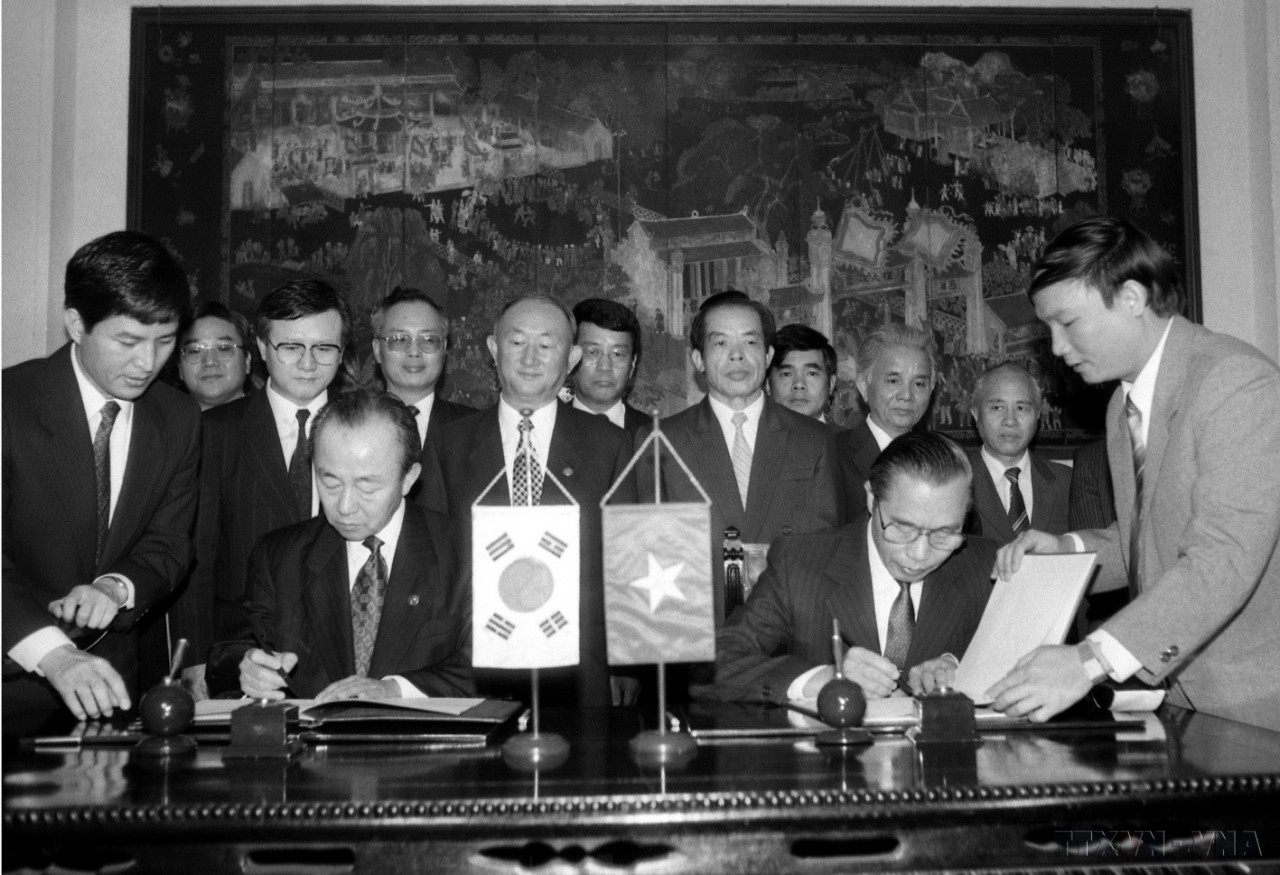 30 Years of Diplomatic Relations between Vietnam-RoK through Ambassadors' Eyes 30 Years of Diplomatic Relations between Vietnam-RoK through Ambassadors' Eyes