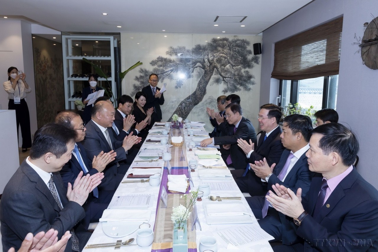 30 Years of Diplomatic Relations between Vietnam-RoK through Ambassadors' Eyes 30 Years of Diplomatic Relations between Vietnam-RoK through Ambassadors' Eyes