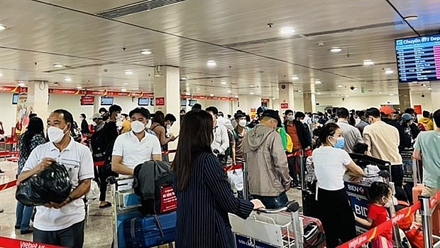 Tan Son Nhat International Airport in HCM City is overrun by air travelers. Photo: VNA Tan Son Nhat International Airport in HCM City is overrun by air travelers. Photo: VNA