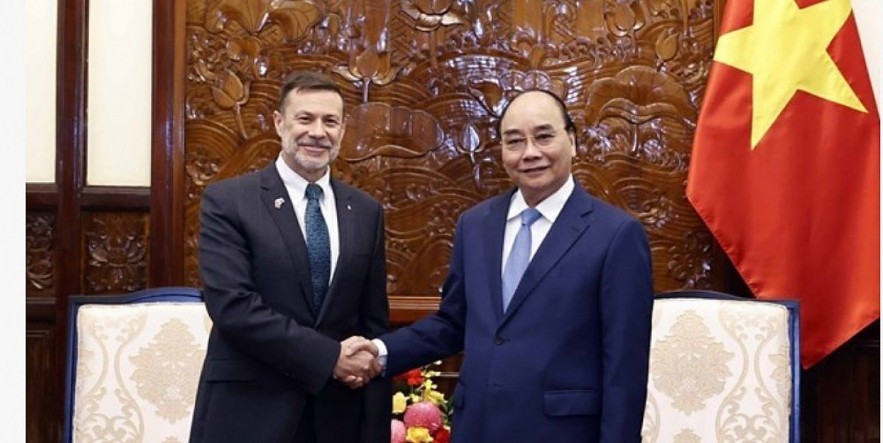 President Nguyen Xuan Phuc (R) welcomes Australian Ambassador Andrew John Lech Goledzinowski. President Nguyen Xuan Phuc (R) welcomes Australian Ambassador Andrew John Lech Goledzinowski.