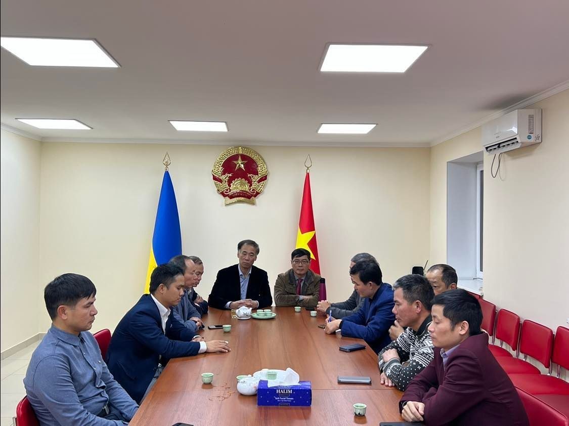 Ambassador Nguyen Hong Thach (wearing glasses) works with key community officials. Ambassador Nguyen Hong Thach (wearing glasses) works with key community officials.