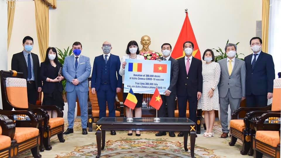 Romania is the first EU member donate 300,000 doses of the AstraZeneca Covid-19 vaccine to Vietnam in July 2021. Romania is the first EU member donate 300,000 doses of the AstraZeneca Covid-19 vaccine to Vietnam in July 2021.