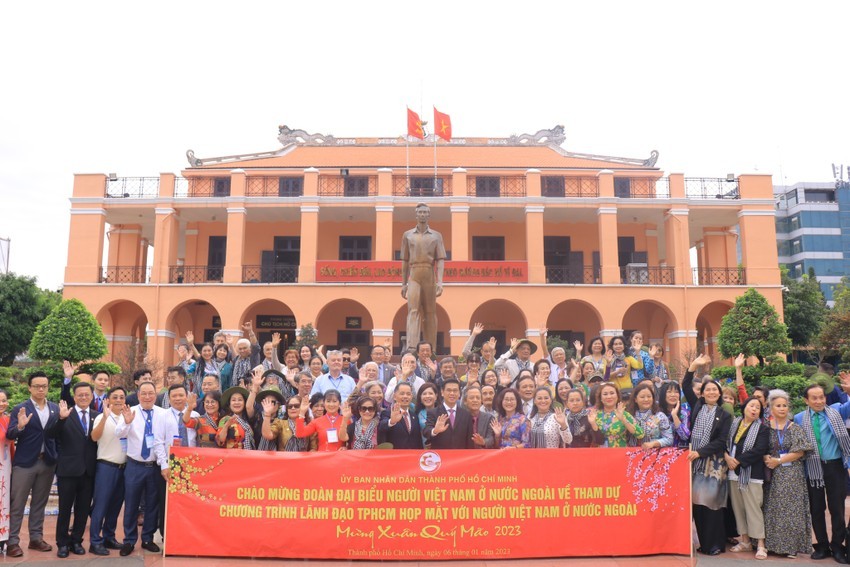 Delegates pose for a group photo at at the Ho Chi Minh Museum’s branch in the city. Source: Vo Tho