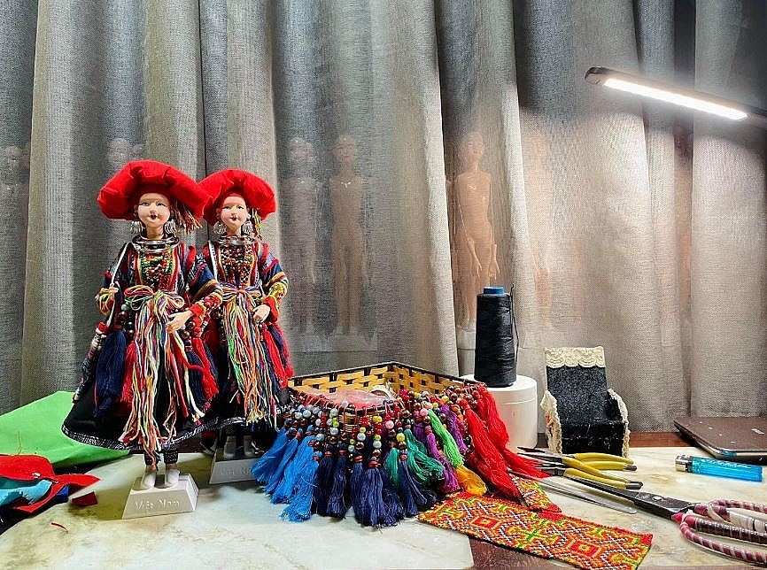 Vietnamese Artist Promotes Traditional Clothes Through Doll Collection Vietnamese Artist Promotes Traditional Clothes Through Doll Collection