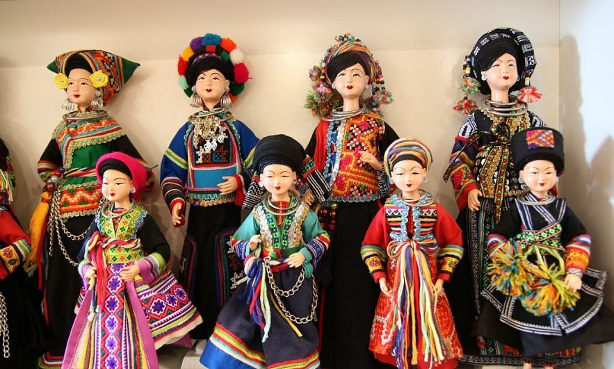 Vietnamese Artist Promotes Traditional Clothes Through Doll Collection Vietnamese Artist Promotes Traditional Clothes Through Doll Collection