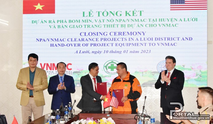 Signing the handover of project equipment to the Vietnam National Mine Action Centre (VNMAC). Source: thuathienhue.gov.vn Signing the handover of project equipment to the Vietnam National Mine Action Centre (VNMAC). Source: thuathienhue.gov.vn