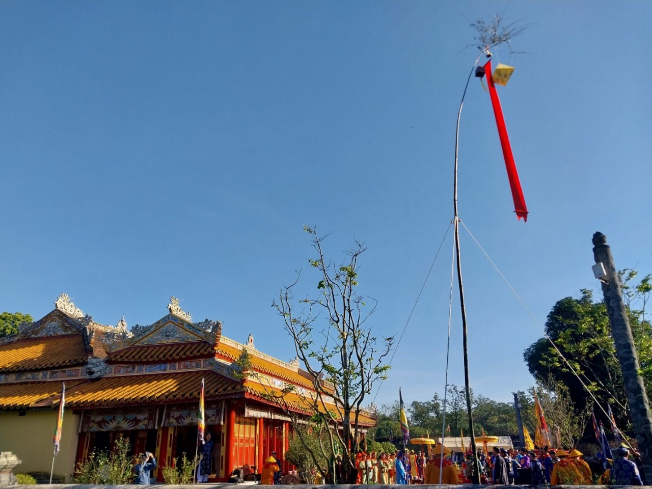 Hue City Reenacts Neu Pole Erecting Ceremony at Imperial Citadel