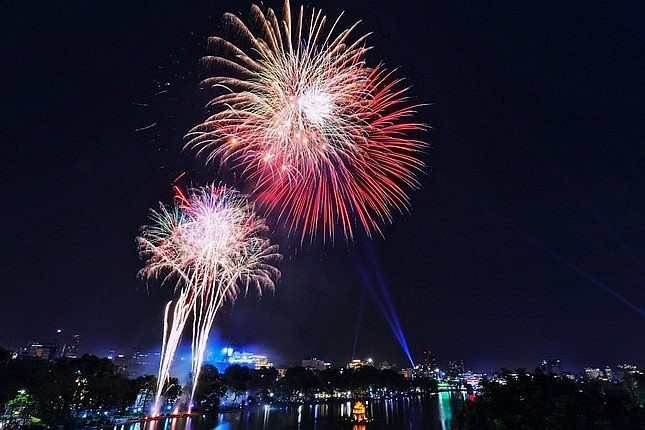 Ideal Fireworks Viewing Spots for Young People in Hanoi Ideal Fireworks Viewing Spots for Young People in Hanoi
