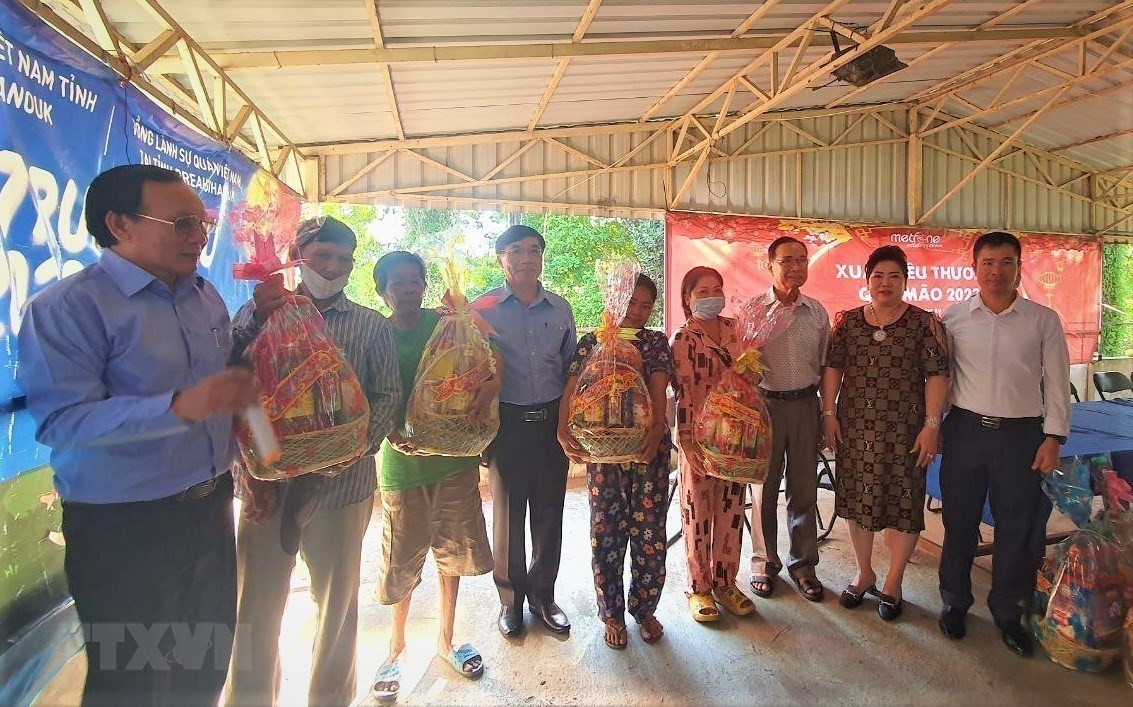 Homeland Spring Warms Hearts of Overseas Vietnamese Homeland Spring Warms Hearts of Overseas Vietnamese