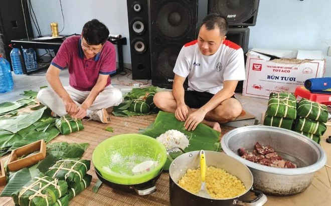 Vietnamese people make banh chung to celebrate Tet in Mozambique. Photo: VNA Vietnamese people make banh chung to celebrate Tet in Mozambique. Photo: VNA