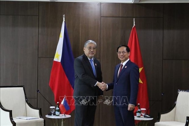 Foreign Minister Bui Thanh Son (R) meets with his Philippine counterpart Enrique A. Manalo. Photo: VNA Foreign Minister Bui Thanh Son (R) meets with his Philippine counterpart Enrique A. Manalo. Photo: VNA