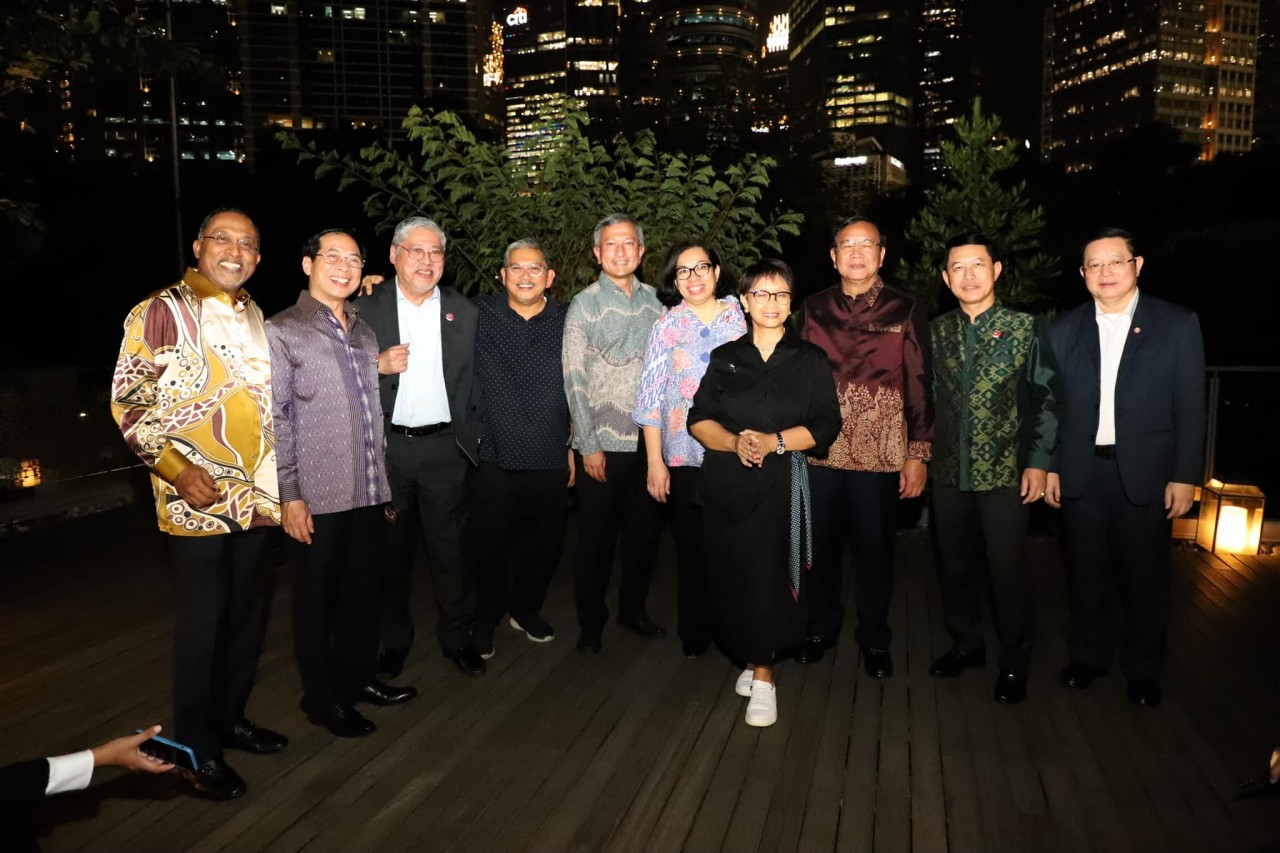 the Foreign Ministers dinner at Langit Senayan Rooftop, Plataran Senayan, on the occasion of The 32nd ASEAN Coordinating Council Meeting and the ASEAN Foreign Ministers’ (AMM) Retreat. the Foreign Ministers dinner at Langit Senayan Rooftop, Plataran Senayan, on the occasion of The 32nd ASEAN Coordinating Council Meeting and the ASEAN Foreign Ministers’ (AMM) Retreat.