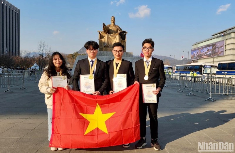4 students from Le Hong Phong High School for the Gifted (Nam Dinh) won Gold Medals at WICO 2023, held in Korea. Photo: Nhan Dan 4 students from Le Hong Phong High School for the Gifted (Nam Dinh) won Gold Medals at WICO 2023, held in Korea. Photo: Nhan Dan