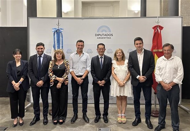 Vietnamese Ambassador Duong Quoc Thanh (fourth from right) and members of the Argentina-Vietnam Friendship Parliamentarians’ Group. Photo: VNA
