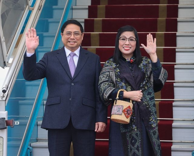 Prime Minister Pham Minh Chinh and his wife Le Thi Bich Tran and a high-ranking Vietnamese delegation left Hanoi for an official visit to the Republic of Singapore. Photo: VGP Prime Minister Pham Minh Chinh and his wife Le Thi Bich Tran and a high-ranking Vietnamese delegation left Hanoi for an official visit to the Republic of Singapore. Photo: VGP