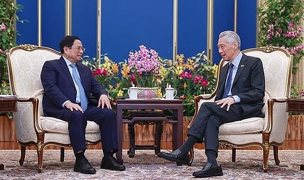 Prime Minister Pham Minh Chinh (L) and Prime Minister Lee Hsien Loong at their talks. (Photo: VNA) Prime Minister Pham Minh Chinh (L) and Prime Minister Lee Hsien Loong at their talks. (Photo: VNA)