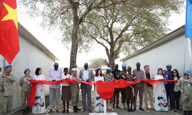 Vietnam’s Military Engineering Unit Rotation 1 grants humanitarian works to Abyei school (Photo: Military Engineering Unit Rotation 1 Vietnam’s Military Engineering Unit Rotation 1 grants humanitarian works to Abyei school (Photo: Military Engineering Unit Rotation 1