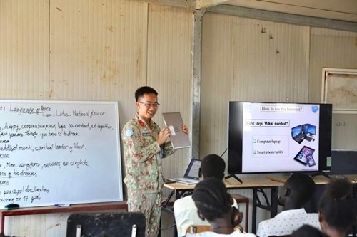 Major Nguyen Van Thu, a logistics officer at UNISFA, has volunteered to do the job as a teacher in Abyei every Friday. He teaches information technology (IT) for students of Abyei High School. Major Nguyen Van Thu, a logistics officer at UNISFA, has volunteered to do the job as a teacher in Abyei every Friday. He teaches information technology (IT) for students of Abyei High School.