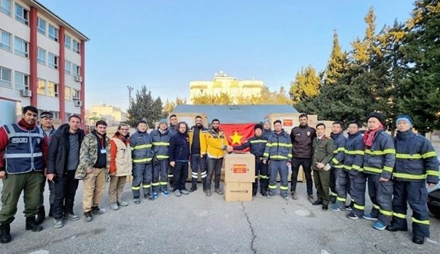 The Vietnamese delegation presents medical equipment to Turkey. Photo: VNA The Vietnamese delegation presents medical equipment to Turkey. Photo: VNA