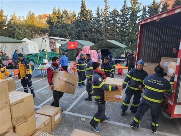The Vietnamese delegation coordinates with AFAD to allocate medical equipment and supplies to recipients. Photo: VNA The Vietnamese delegation coordinates with AFAD to allocate medical equipment and supplies to recipients. Photo: VNA