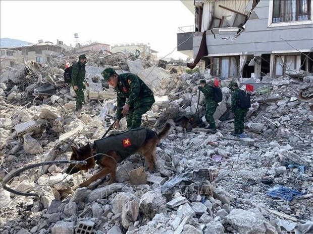 Vietnamese rescuers search for victims in Hatay province of Turkey. Photo: VNA Vietnamese rescuers search for victims in Hatay province of Turkey. Photo: VNA