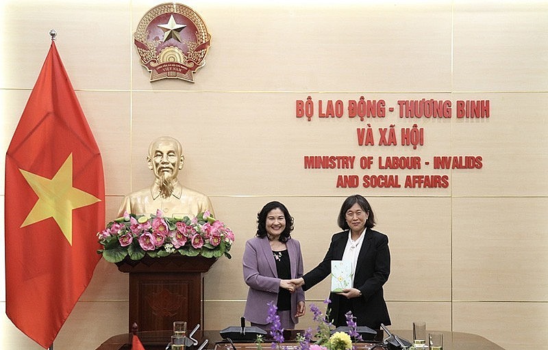 Deputy Minister Nguyen Thi Ha (L) and US Trade Representative Katherine Tai take souvenir photos. (Photo: Molisa) Deputy Minister Nguyen Thi Ha (L) and US Trade Representative Katherine Tai take souvenir photos. (Photo: Molisa)