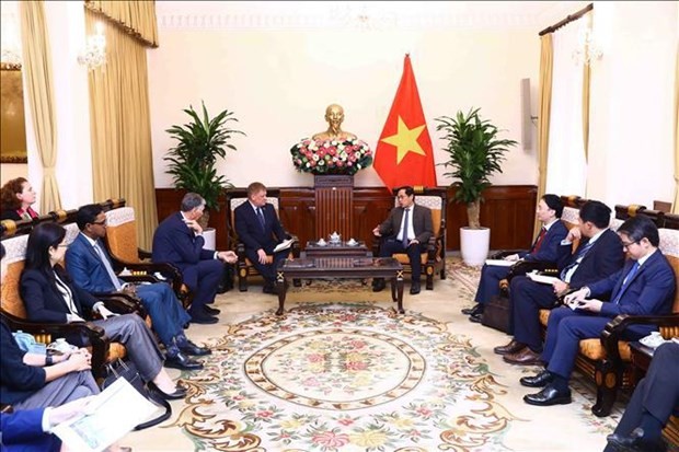 The meeting between Foreign Minister Bui Thanh Son (R) and the EU-ABC and EuroCham delegation in Hanoi on February 15. Photo: VNA The meeting between Foreign Minister Bui Thanh Son (R) and the EU-ABC and EuroCham delegation in Hanoi on February 15. Photo: VNA