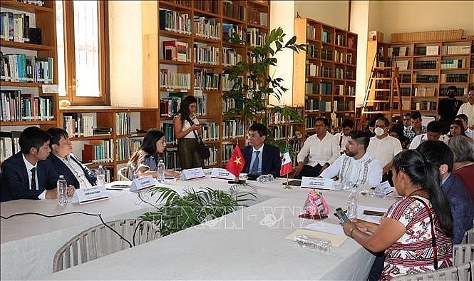 A working session of the Vietnamese Embassy delegation with the Oaxaca State Department of Tourism. Photo: VNA A working session of the Vietnamese Embassy delegation with the Oaxaca State Department of Tourism. Photo: VNA