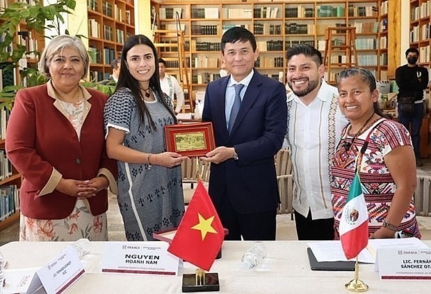 Ambassador Nguyen Hoanh Nam (C) presents a sourvernir to Oaxaca’s deputy minister of tourism Fernanda Schmidt Ruiz. (Photo: VNA) Ambassador Nguyen Hoanh Nam (C) presents a sourvernir to Oaxaca’s deputy minister of tourism Fernanda Schmidt Ruiz. (Photo: VNA)