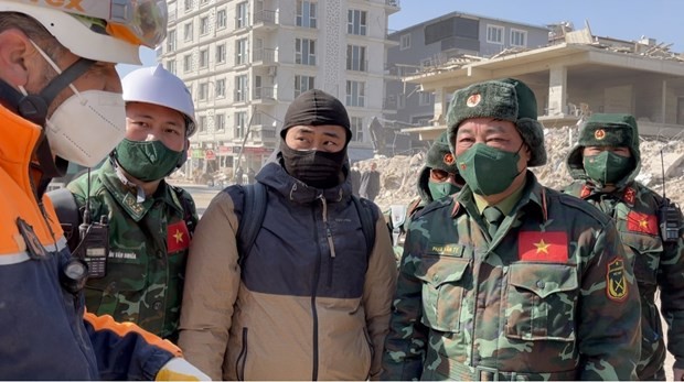 Luu Thai Hung (third from left) and other members of the VPA team at a site in Hatay province of Turkey. Photo: VNA Luu Thai Hung (third from left) and other members of the VPA team at a site in Hatay province of Turkey. Photo: VNA